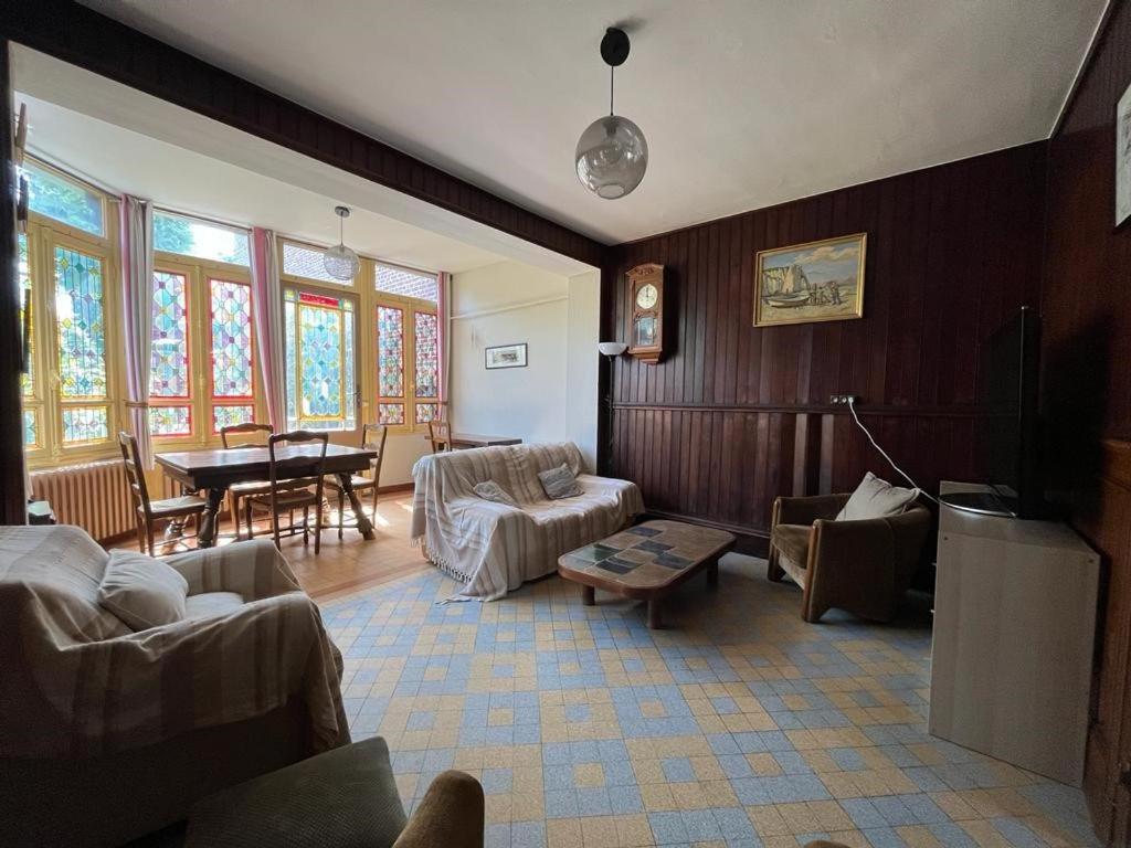 Maison Familiale De A *